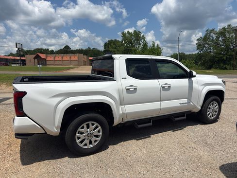 Used 2025 Toyota Tacoma SR5 AWD/4WD image 7
