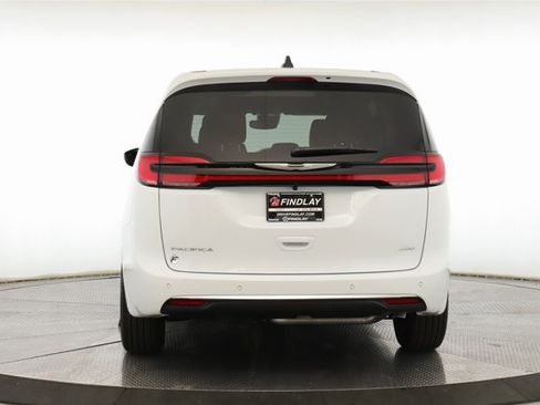New 2026 Chrysler Pacifica Select image 11