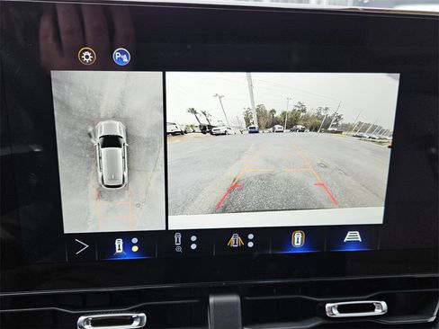 Used 2025 Chevrolet Equinox ACTIV w/ Safety and Technology Package image 17