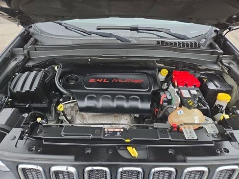 Used 2018 Jeep Renegade Latitude w/ Cold Weather Group image 35