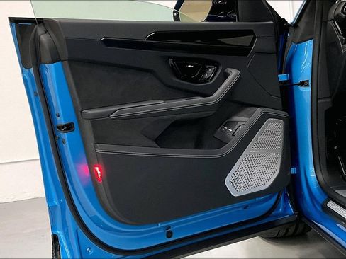 Used 2025 Lamborghini Urus SE image 19