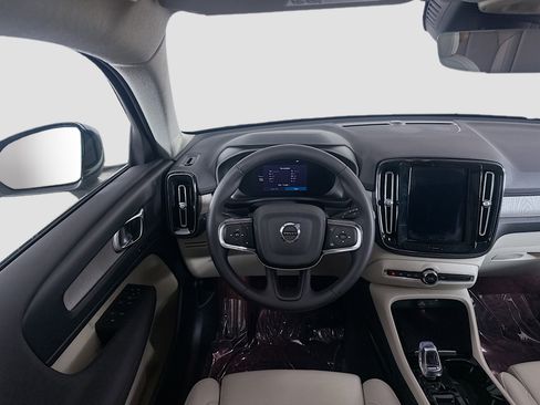 Used 2024 Volvo XC40 B5 Plus image 17