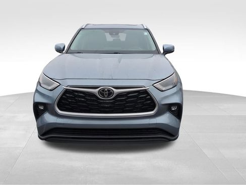 Used 2023 Toyota Highlander XLE image 3