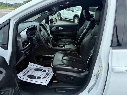 Used 2025 Chrysler Pacifica Limited FWD image 7