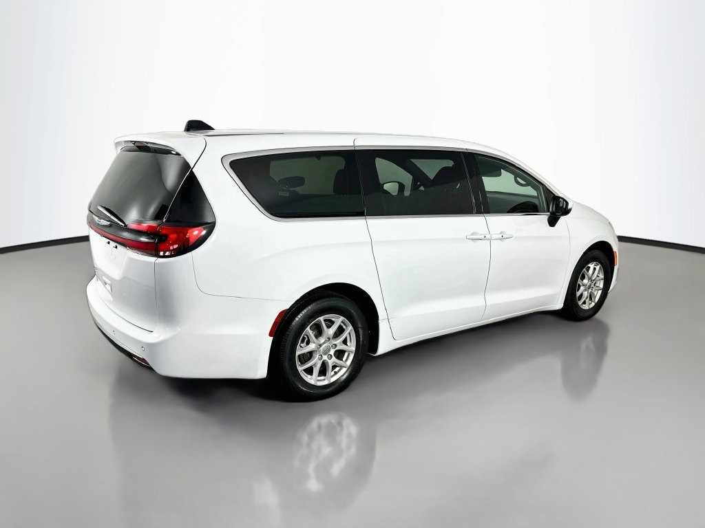 Used 2023 Chrysler Pacifica Touring FWD image 7