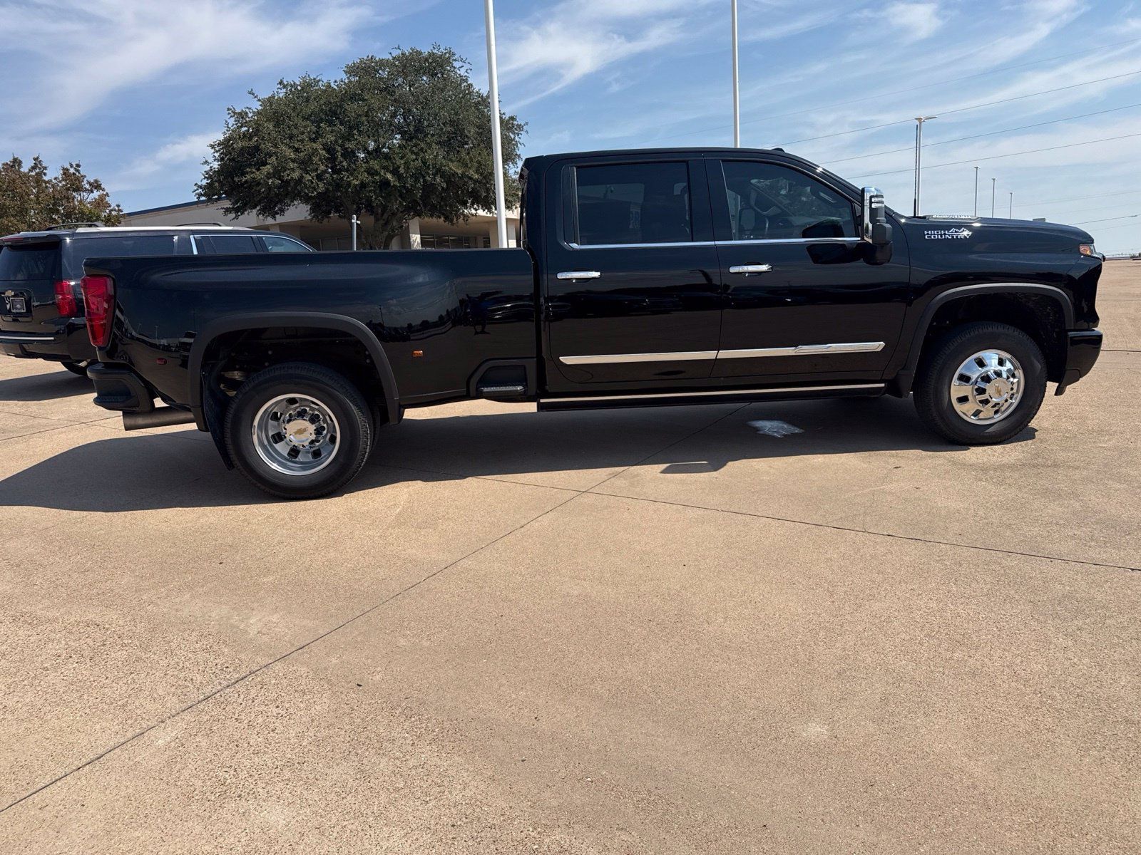 Used 2025 Chevrolet Silverado 3500 High Country w/ Technology Package AWD/4WD image 8