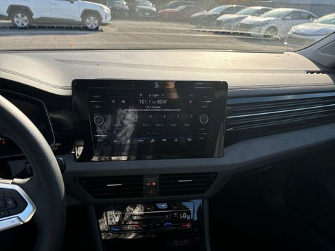 Used 2025 Volkswagen Jetta SE image 18