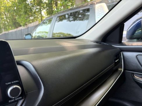 Used 2025 Nissan Rogue SV FWD image 32