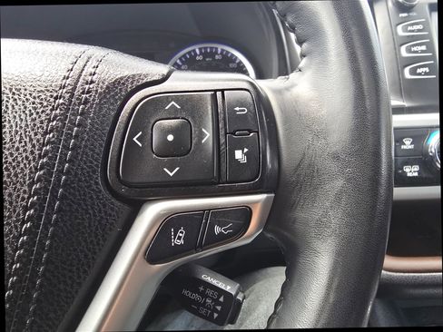 Used 2019 Toyota Highlander XLE image 29