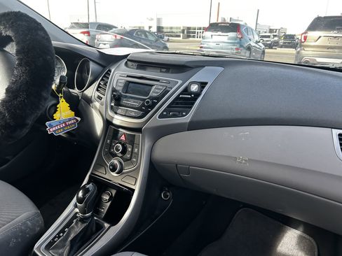 Used 2016 Hyundai Elantra SE image 14