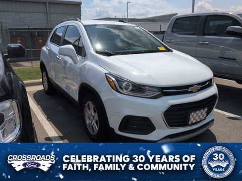 Used 2018 Chevrolet Trax LT w/ LT Convenience Package FWD image 1