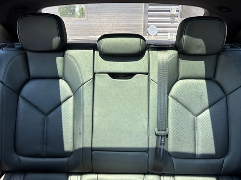 Certified 2025 Porsche Macan AWD/4WD image 33