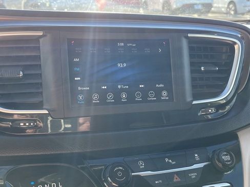 Used 2019 Chrysler Pacifica Touring image 43