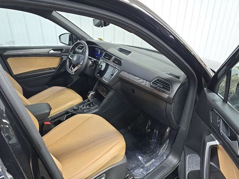 Used 2023 Volkswagen Tiguan SE AWD/4WD image 16