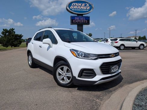 Used 2019 Chevrolet Trax LT w/ LT Convenience Package FWD image 2