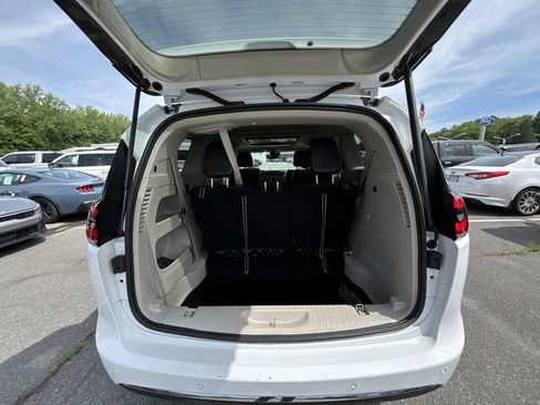 Certified 2024 Chrysler Pacifica Limited FWD image 22