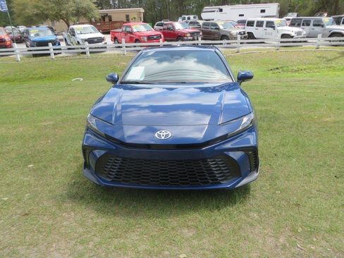 Used 2025 Toyota Camry SE image 3