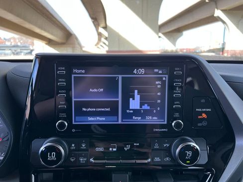 Used 2022 Toyota Highlander L image 19