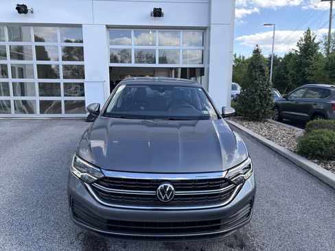 Used 2024 Volkswagen Jetta SE FWD image 2