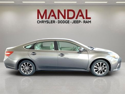 Used 2017 Toyota Avalon XLE Premium image 5