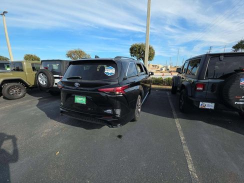 Used 2021 Toyota Sienna XSE image 3