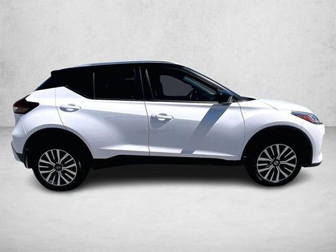 Used 2023 Nissan Kicks SV image 5