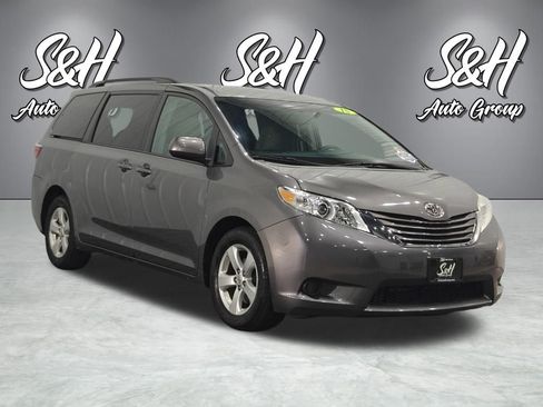 Used 2015 Toyota Sienna LE image 2