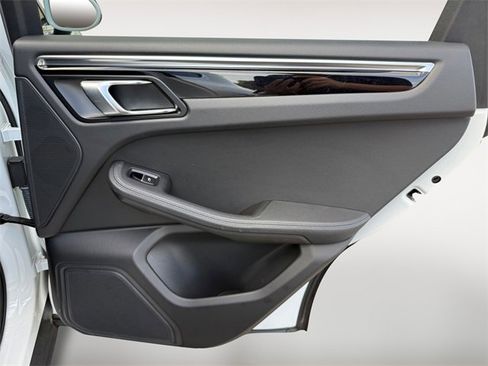 Used 2020 Porsche Macan S image 27