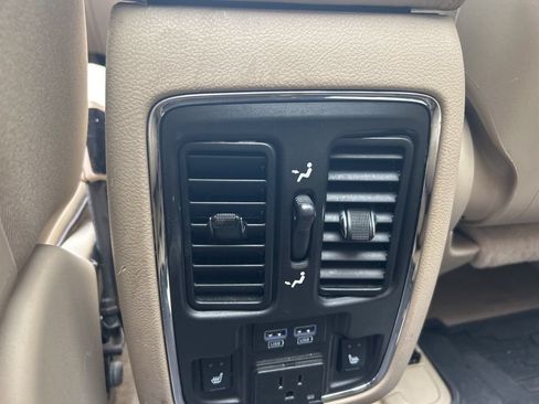 Used 2019 Jeep Grand Cherokee Overland AWD/4WD image 13