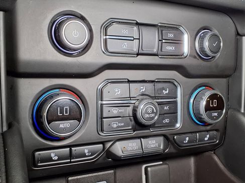 Used 2022 Chevrolet Suburban LT RWD image 5