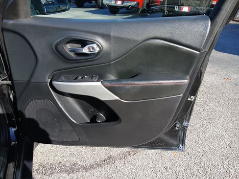 Used 2017 Jeep Cherokee Trailhawk w/ Cold Weather Group image 17