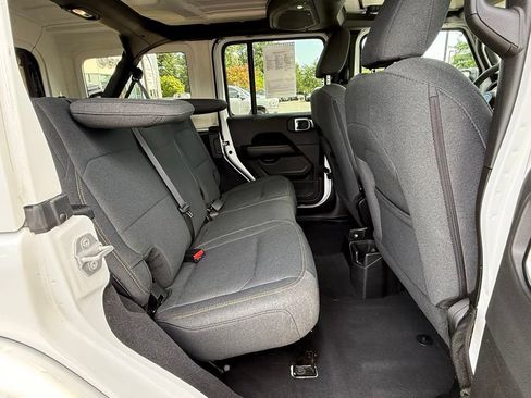 Used 2025 Jeep Wrangler Unlimited Sahara AWD/4WD image 18