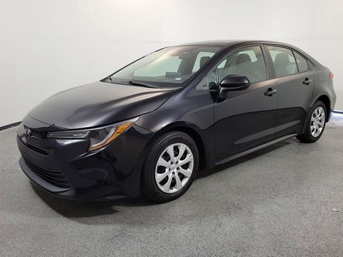 Used 2023 Toyota Corolla LE FWD image 3