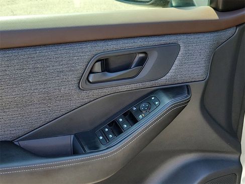 Used 2022 Nissan Rogue S image 15