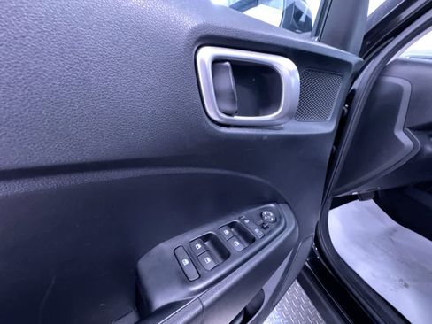 Used 2022 Hyundai Venue SE FWD image 4