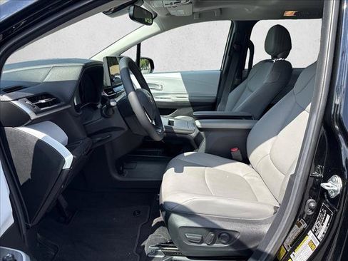 Used 2025 Toyota Sienna XLE FWD image 10