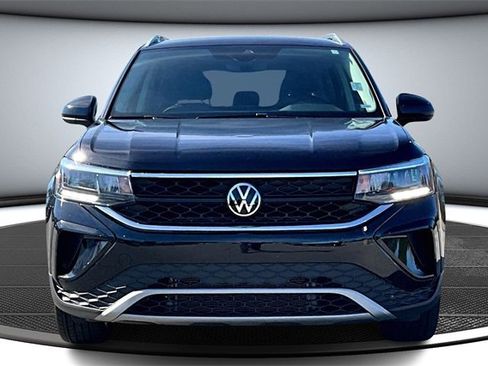 Used 2024 Volkswagen Taos SE image 2