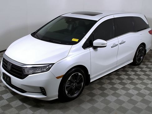 Used 2024 Honda Odyssey Elite image 3
