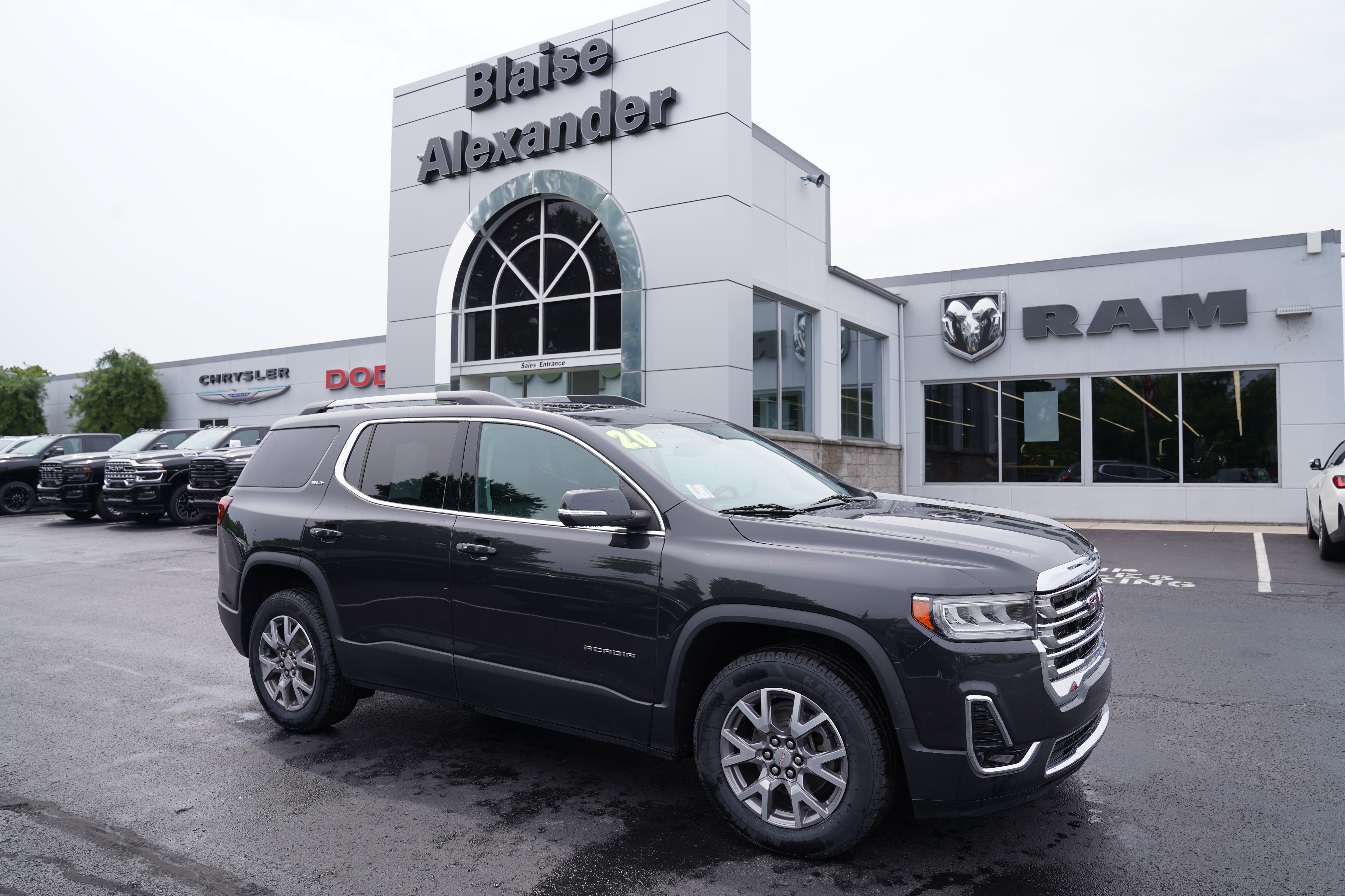 Used 2020 GMC Acadia SLT w/ Trailering Package AWD/4WD image 1