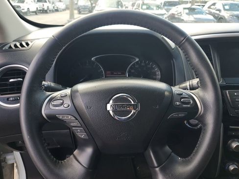 Used 2020 Nissan Pathfinder SV image 15