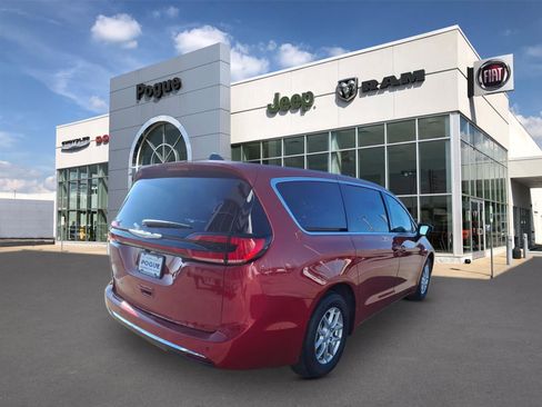 New 2026 Chrysler Pacifica Select image 2