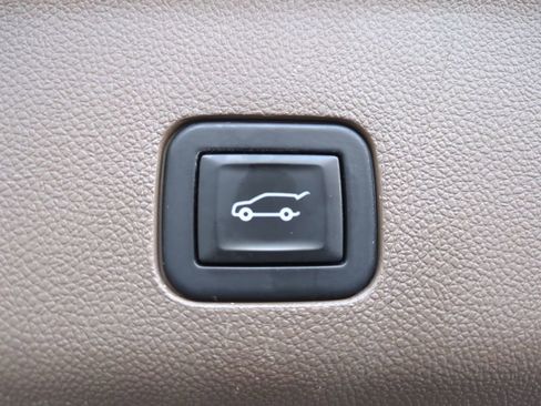 Used 2021 GMC Yukon XL Denali w/ Denali Premium Package image 15