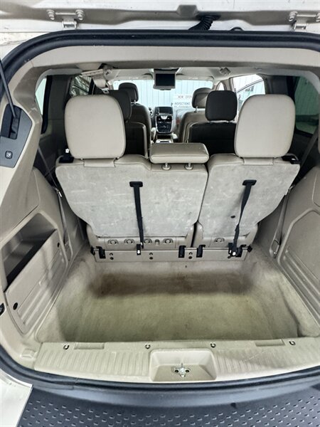 Used 2013 Chrysler Town & Country Touring FWD image 14