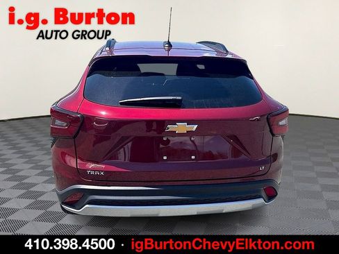 Used 2024 Chevrolet Trax LT w/ Sunroof Package FWD image 7