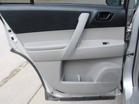 Used 2009 Toyota Highlander 2WD w/ Cold Weather Pkg image 11