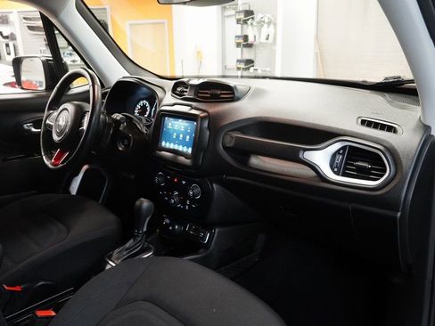 Used 2020 Jeep Renegade Latitude w/ Cold Weather Group image 32