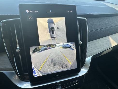 Certified 2025 Volvo XC90 B6 Plus image 23