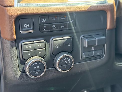 Used 2025 Chevrolet Suburban High Country AWD/4WD image 18
