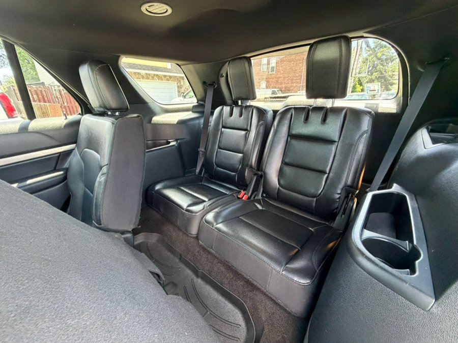 Used 2018 Ford Explorer XLT w/ Equipment Group 202A AWD/4WD image 13