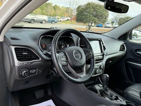 Used 2019 Jeep Cherokee Limited image 16